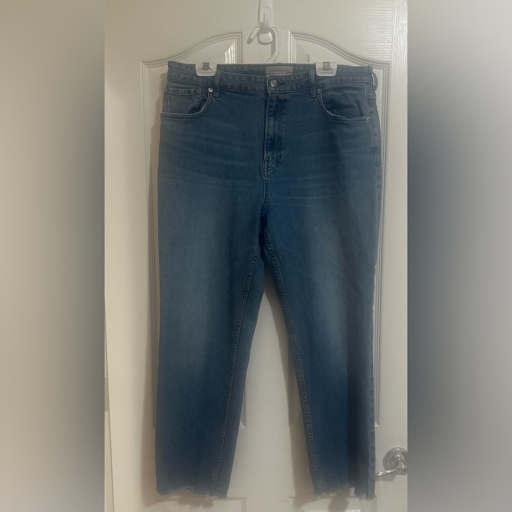 Women’s EVERLANE The Curvy Cheeky Distressed Stretch Blue Jean Size 33.‎